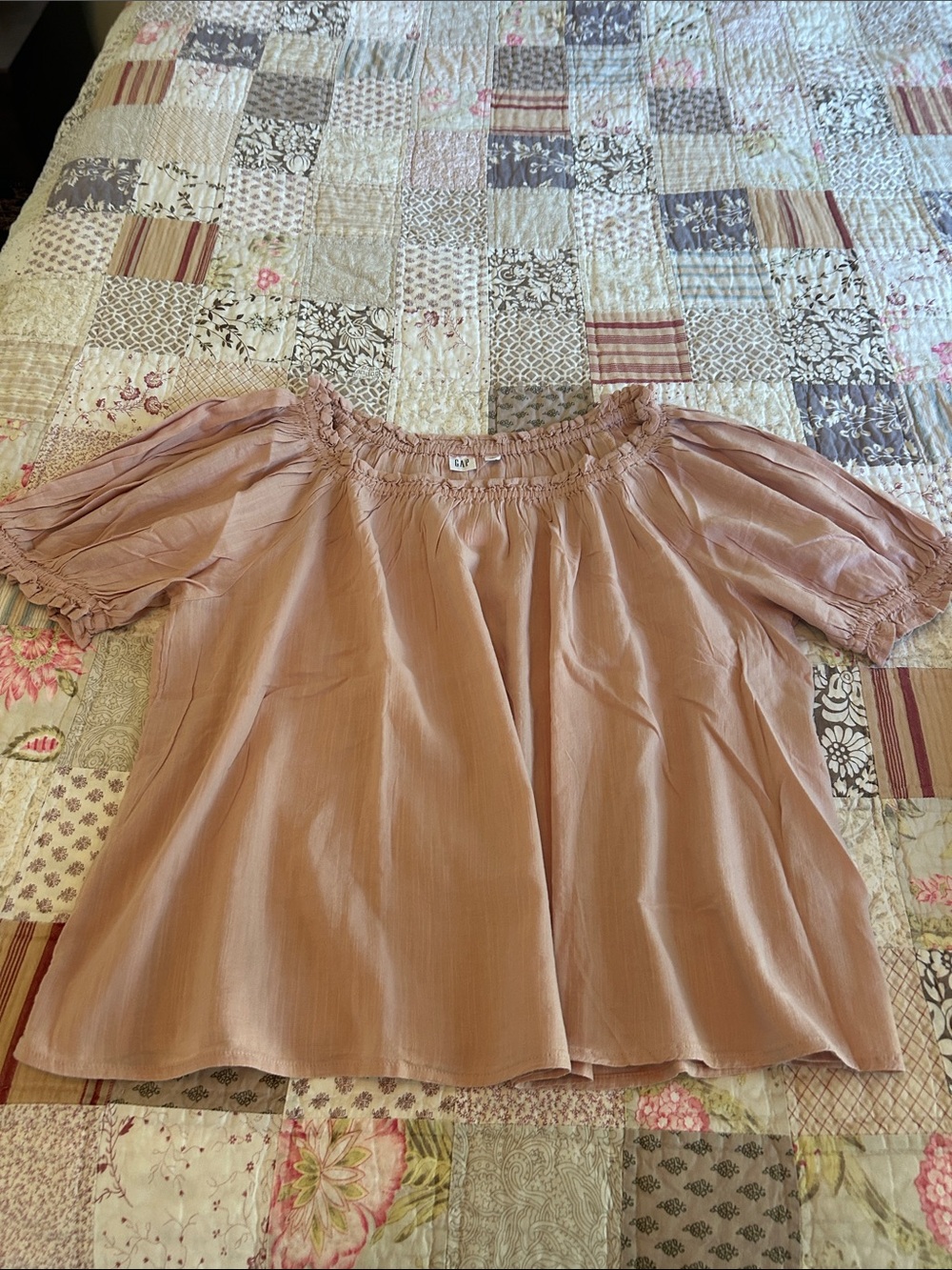 GAP Women's Off-Shoulder Blouson Top in Dusty Rose Tan